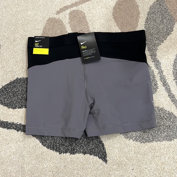 Nike Women’s Pro Shorts - New - Picture 2 of 4